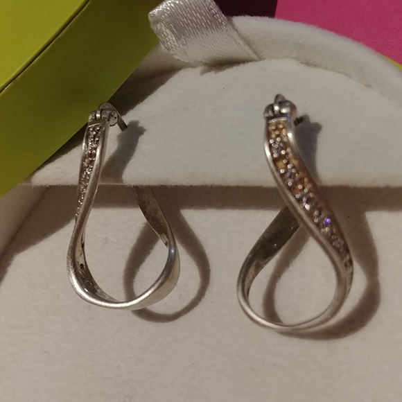 New Chamilia Silver Infinity Earrings With CZ - Picture 5 of 10